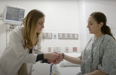 Кодирование Аквилонг в Смоленске Врач держит пациентку за руку