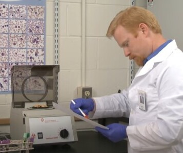 Клиника лечения наркозависимости в Смоленске Врач в кабинете клиники