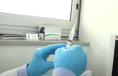 Проведение кодирования Вивитролом в Смоленске Шприц с Вивитролом в руках у врача